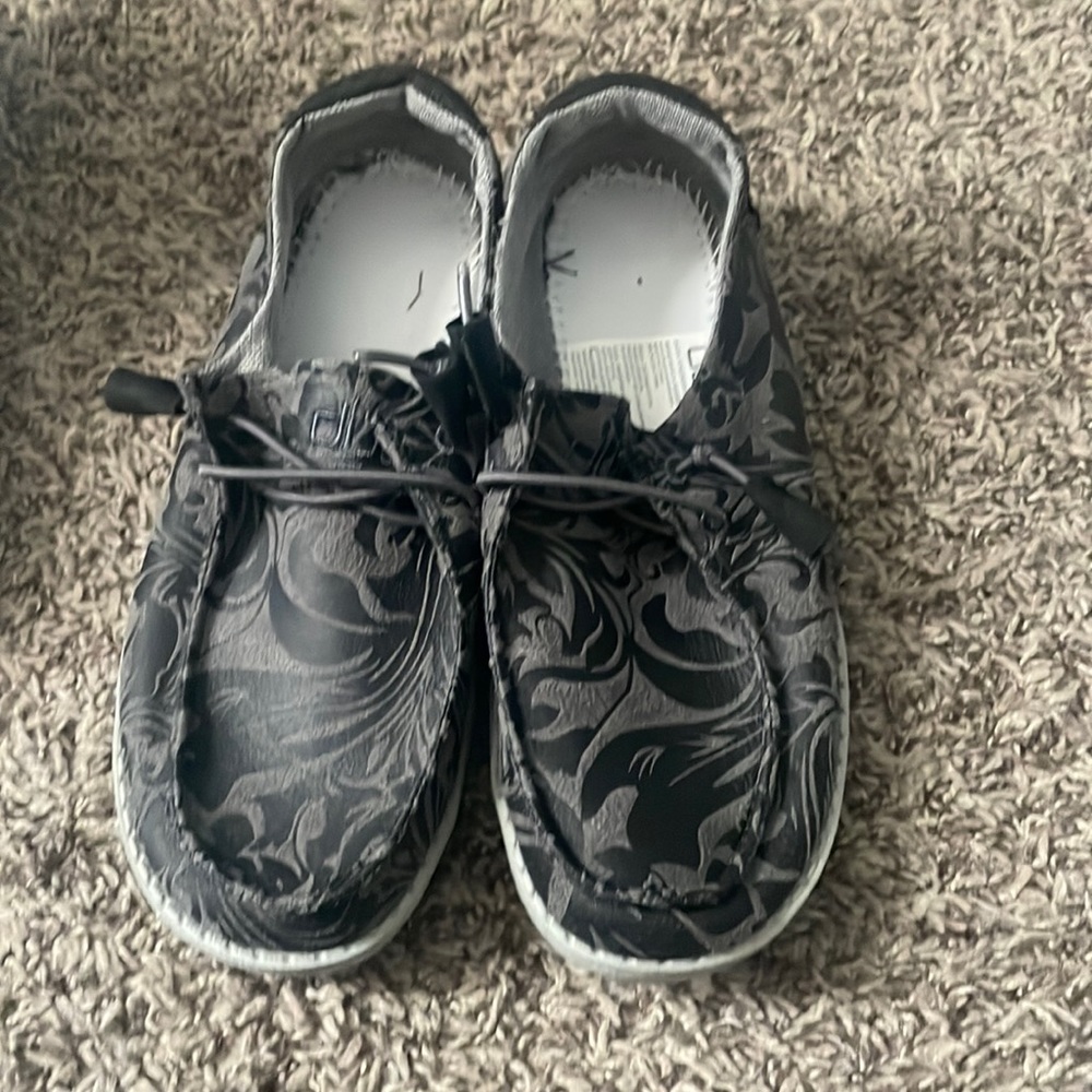 Brand new hey dudes size 5 women’s